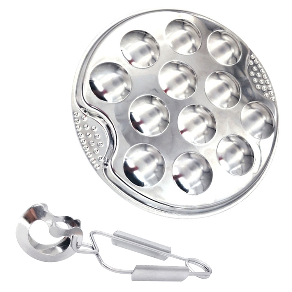 Lumache fresche Helix Aspersa Muller e utensili escargot per piatti gourmet